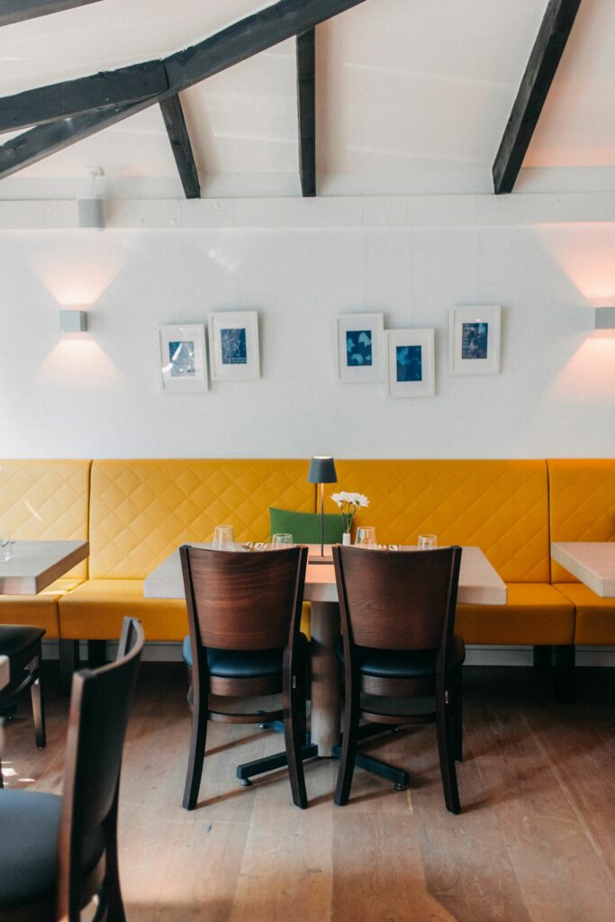 Gelbe Sitzbank, Lounge in der Wundertüte