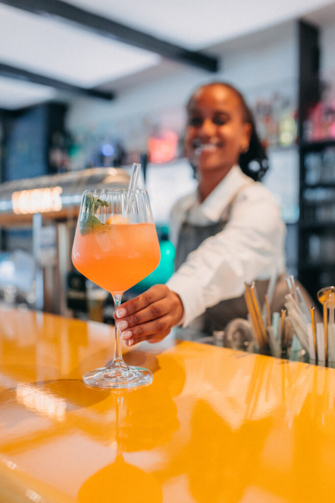 hausgemachte Limonade wird freundlich angeboten