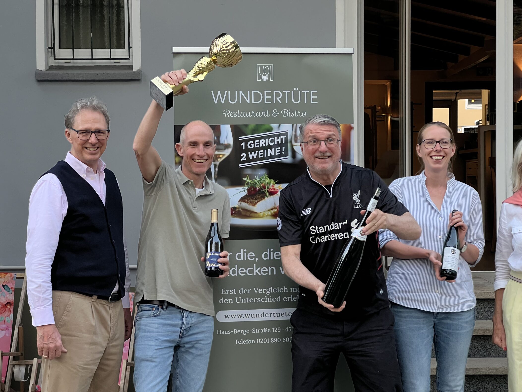 Die Gewinner der Winzer-WM mit den Organisatoren vor der Wundertüte.